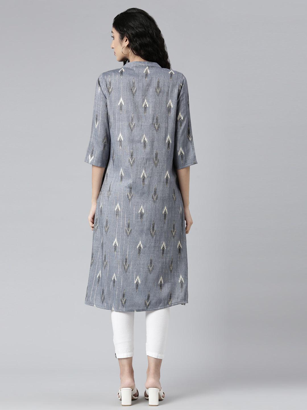 back side view of samhitas Indigo floral printed Viscose Rayon Kurta for women