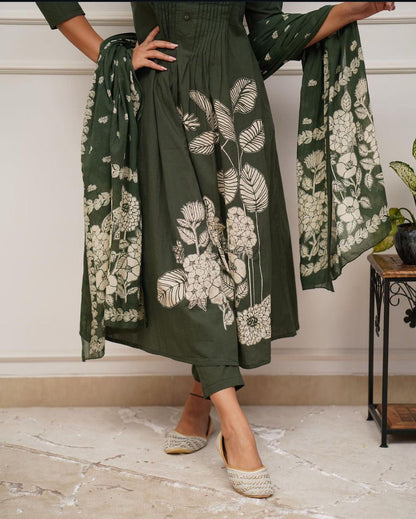 Pure Cotton Green kurti with self print with pant and mulmul printed dupatta