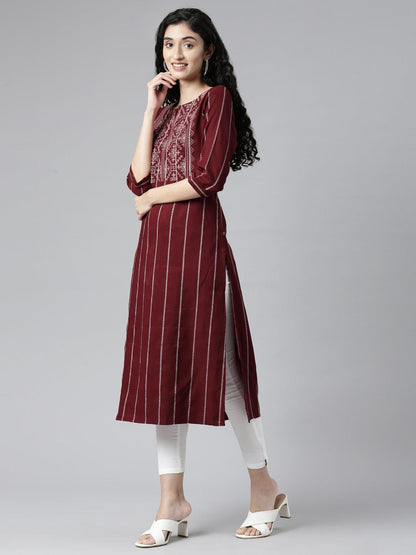 right side view of samhitas Maroon Striped Chikan Kurti